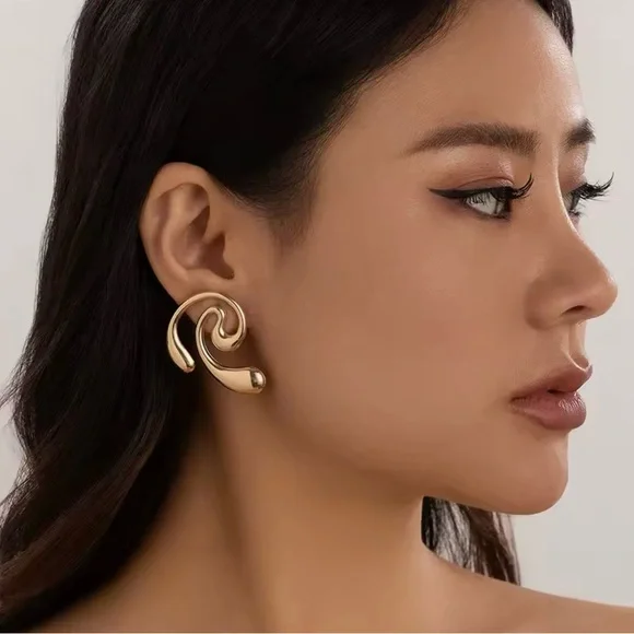 NEW Elegant Gold Swirl Earrings - Picture 2 of 4